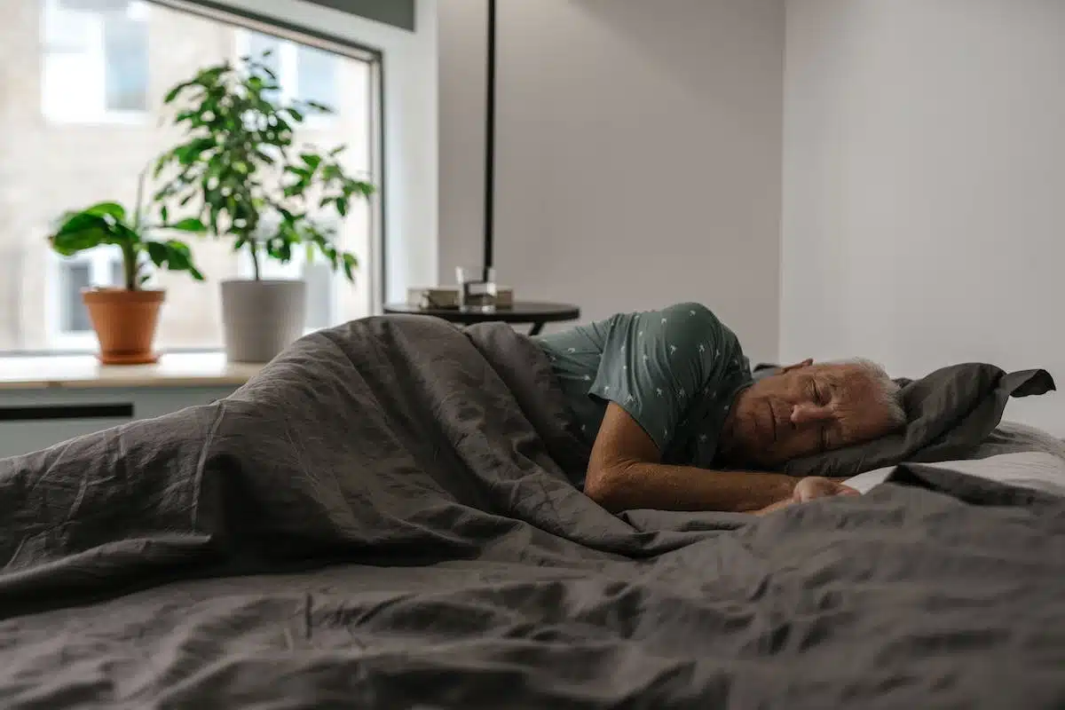 Boostez le bien-être des seniors : Amélioration naturelle du sommeil qualitatif et ses bienfaits sur la santé